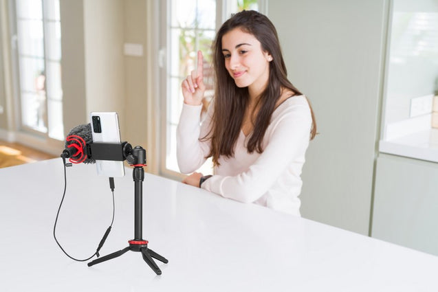 BOYA BY-VG330 universal smartphone video kit ideal for youtuber vlogger videographer filming video shotgun microphone condenser microphone shoe mount camera mobile phone application video shooting Facebook live Instagram live